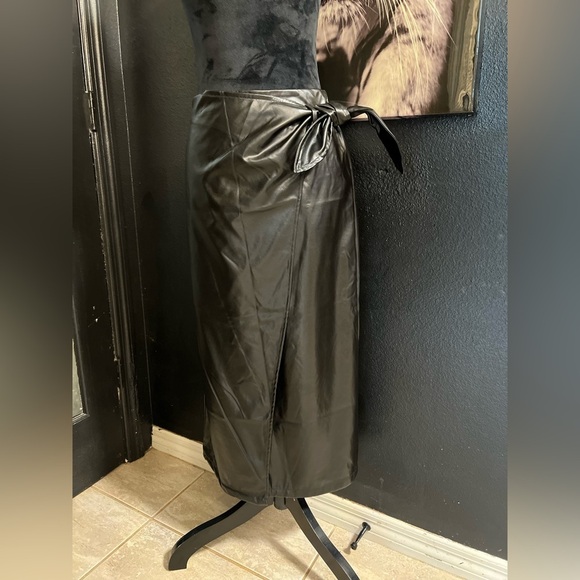 đź–¤SweatyRocks Elegant High Waist Knot Side Wrap PU Leather Midi Skirtđź–¤SZ Mđź–¤NWOT - Picture 11 of 15